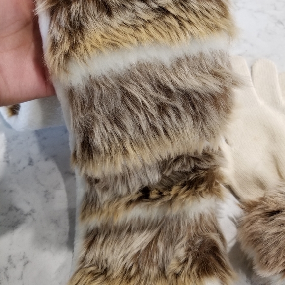 🧣FAUX FUR SET OF STOLE AND GLOVES. - Picture 8 of 11